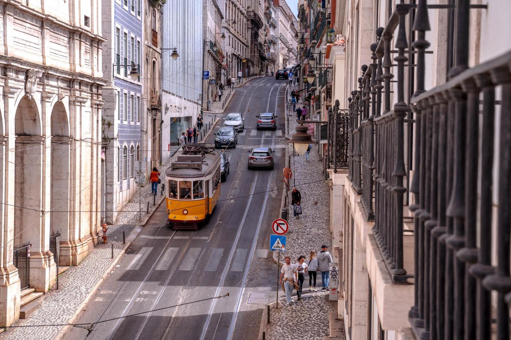 On Calcada Do Combro, Location