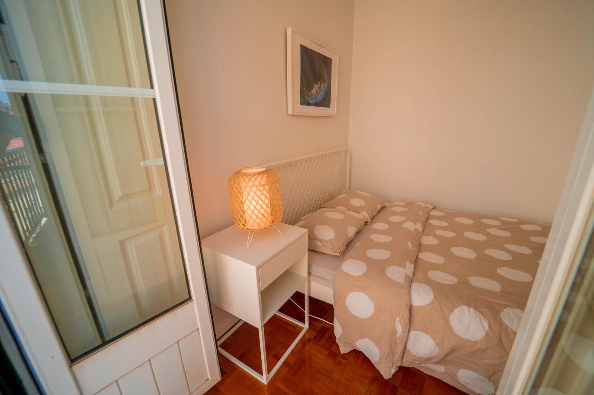 On Calcada Do Combro, Location Lisbon